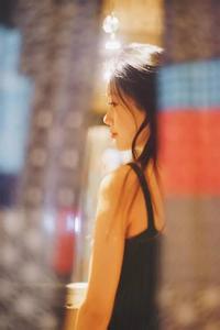 女人依偎在老公怀里 女人这事竟把老公推向别人怀中