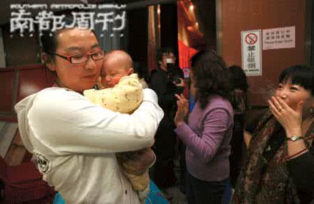 中国首例试管婴儿 中国首例体外激活“休眠”卵泡技术婴儿诞生 社会郑州晚报邢进 施杨2015-12-14 02:45我要分享 0 中国首例体外激活“休眠”卵泡技术婴儿诞生 12月9日,郑州大学第一附属