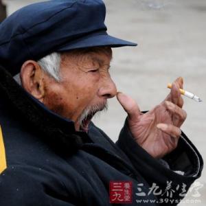打呵欠 每分钟打一个呵欠 太婆看电视突然痴呆