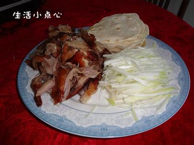 北京烤鸭荷叶饼怎么吃 薄如蝉翼的荷叶饼——烤鸭卷着吃