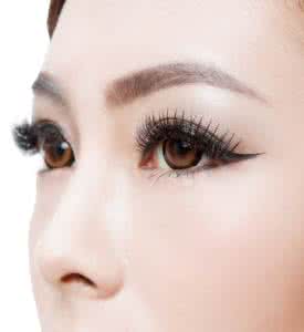 下睫毛长的人好看吗 种睫毛好吗 各人各异