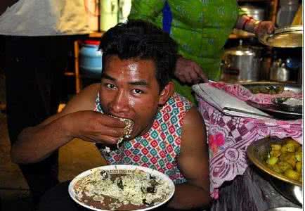 印度人为什么用手抓饭 印度人为什么用手抓饭吃？大便后用手擦，印度人毁三观！