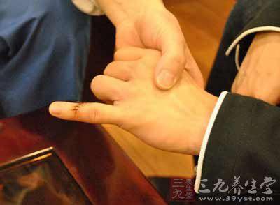 手指头怎么贴创可贴 男子手指切伤贴创可贴 几天后手指畸形