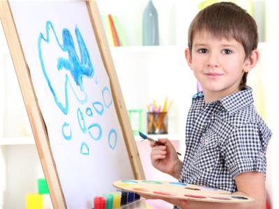 幼儿学画画的好处 幼儿学画画的好处多多 3岁孩子画画可开发智力