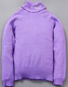 脖子刮痧后两侧紫色 带漂亮脖套的粉紫色长袖毛衣