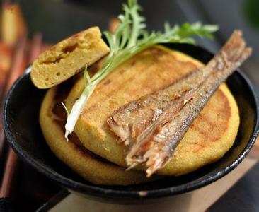 咸鱼饼子 玉米饼子就小咸鱼