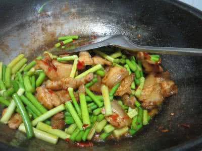蒜薹回锅肉 经典下饭菜——回锅肉炒蒜薹