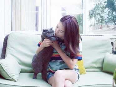 96后嫩模秀美腿 张雨绮街边秀美腿 致闺蜜｜拼胸秀腿有什么，重要的是每张照片都有你