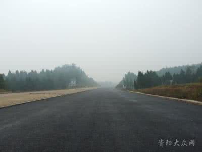 新成安渝高速公路2017 成安渝高速公路 “成安渝高速公路”的建设工地设置了一些供施工人员居住的临时住房，临时住房与厕所有一段距离，为了方便工