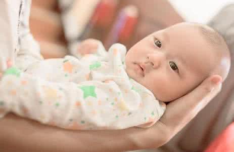 新生婴儿抱被包法图解 新生宝宝有哪些抱法