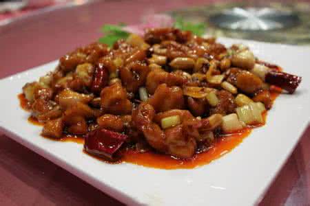 大厨之作 宫保鸡丁 牛金生大厨做宫保鸡丁 做宫保鸡丁好吃的秘诀就在鸡丁上,大厨不愿公开的技巧,果然好吃