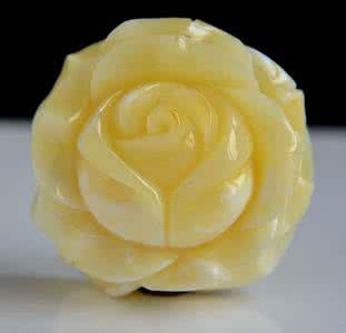 骨珀和白蜜蜡哪个贵 骨珀和白蜜蜡哪个贵 白蜜蜡和骨珀有哪些区别？了解一下