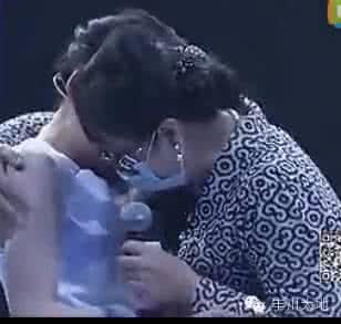 女友嫌弃男友穷分手 嫌他穷，女友妈拿20万让他离开女儿。一年后，他让这对母女抱头痛哭...