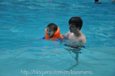 旱鸭子学游泳 怎样学游泳 旱鸭子如何快速学会游泳