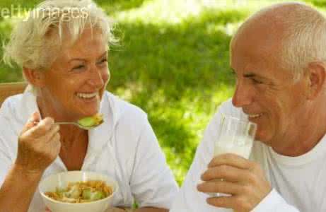 白开水对身体 老年人常饮白开水对身体有益