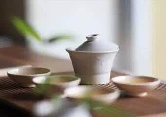 干嚼茶叶有什么好处 茶叶可以嚼着吃吗 能嚼干吃茶叶吗？