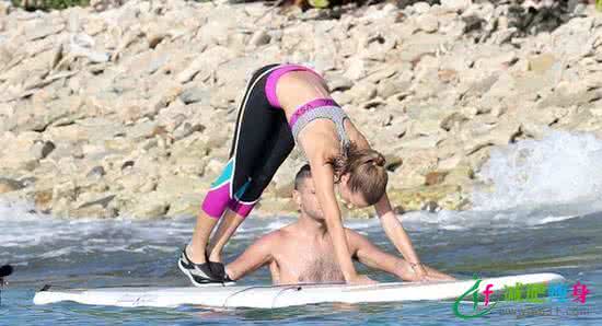 瑜伽高难度体式图片 跟着超模学高难度瑜伽动作 甩掉冬季囤肉|超模|瑜伽|减肥