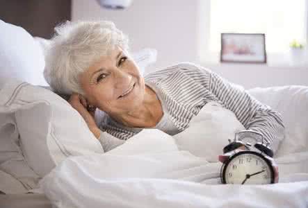 老年痴呆晚上不睡觉 为什么睡眠是预防老年痴呆的秘密武器？