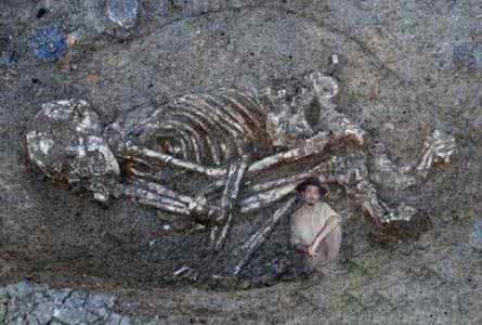 外星人遗骸 人类史前文明揭秘：巨人骨骸竟是外星人化石