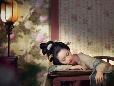 《吹灭读书灯》全詩 吹灭读书灯,一身都是月