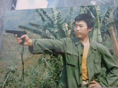 老山战斗英雄 战场实拍：老山前线战斗英雄 真实牺牲罕见片段