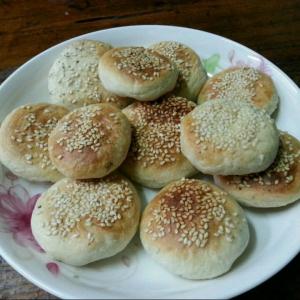 芝麻酥饼 芝麻酥饼来了--呵呵呵--天下美食一大抄--看了那么多的各地小吃--基本上面食的做法--很相同的--这个就比较像锅盔的做法---哈哈哈--平底锅就可以解决了