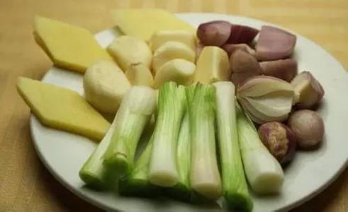 葱姜蒜 这样处理葱姜蒜超方便，试过后你会回来转发的！
