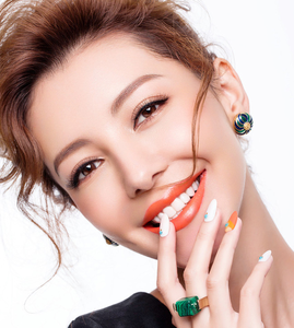 对面的女孩看过来 女人看过来