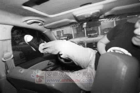 逃生记者 破窗逃生 汽车淹水如何逃生?记者验证网络破窗逃生方法
