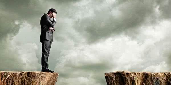 总觉得自己得了绝症 有一个富翁得了绝症，他觉得自己将不久人世，心中很难过。后来，他去请教一位隐居的名医。名医为他把脉诊断后说：「这病除了一个办法外，无药可医，我这里有三帖药。你依续照做，一帖做完再打开