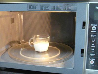 微波炉加热牛奶 微波炉加热牛奶 牛奶最好不要用微波炉加热!