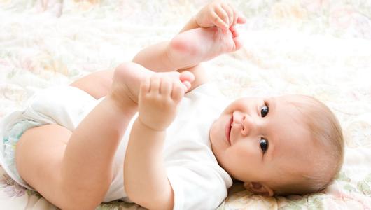 如何锻炼新生儿抬头 新生儿如何锻炼 这是在给新生儿锻炼吗？