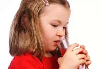 排出致癌物二十克 这样喝水 排出体内致癌物 图