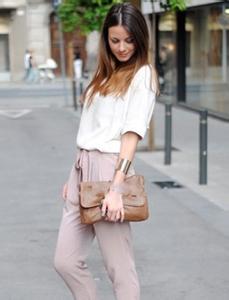 白衬衫太透里面怎么搭 白衬衫很透怎么办