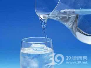 早晨空腹喝开水冲鸡蛋 早晨空腹喝开水冲鸡蛋 预防低血压晨起喝淡盐开水