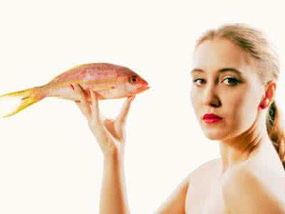 鱼刺卡在喉咙妙招 鱼刺卡喉咙 小妙招帮你解决烦恼