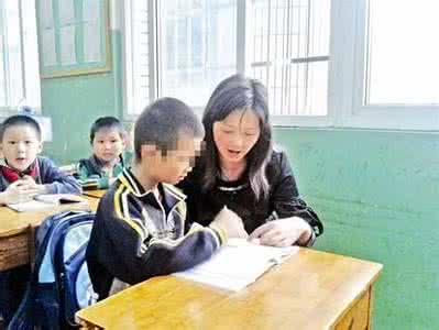 如何陪伴自闭症儿童 和自闭症同桌 为陪伴自闭症儿子,妈妈竟然当了他7年的同桌!