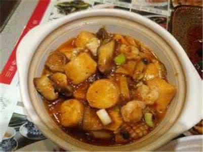八珍豆腐煲 八珍豆腐煲:用彩色蔬果做成的养生煲