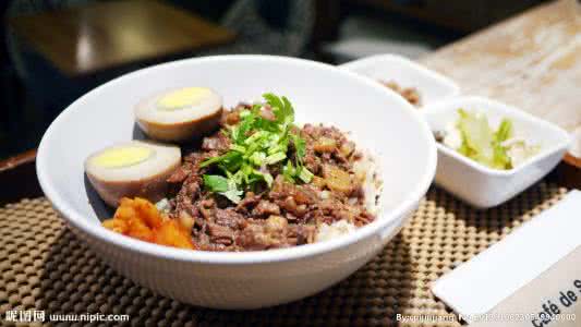 剩米饭的花样吃法 美食：白米饭新吃法—卤肉饭