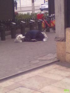 上海外滩乞讨老太太 沿街乞讨 80岁老太太,沿街乞讨30年,却坚持打扮成这个模样!