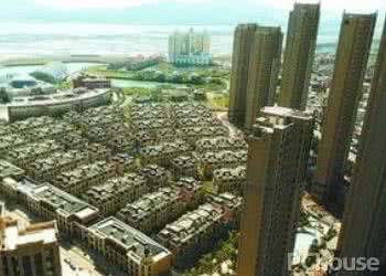 房地产开发容积率 容积率 容积率t是指在房地产开发中建筑面积与用地面积之比，即t=，为充分利用土地资源，更好地解决人们的住房需