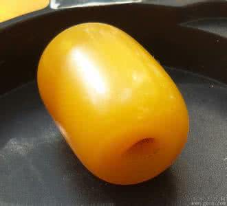 鸡油黄蜜蜡鉴别 鸡油黄蜜蜡 除开鸡油黄,有种叫“满天星”的蜜蜡靠颜值取胜!