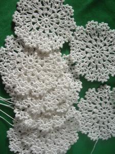 爱尔兰单元花钩针图解 一件运用了多种单元花型的钩裙----独具匠心