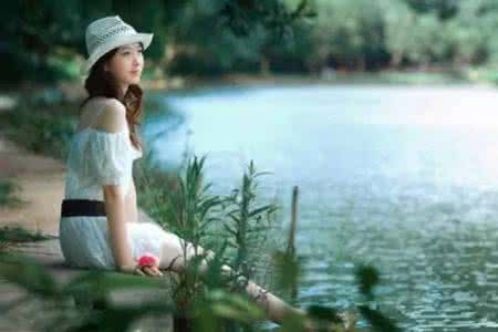 模拟人生4年轻药水 人生如水，水如人生  一位年轻的商人在外出时被搭档出卖，人财两空，痛不欲生，决定跳湖自尽。他在湖边碰上了一位观水静坐的智者—一个专业与水打交道的水大夫，便将自己的悲惨境遇逐一细述。