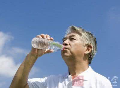 老年人每日饮水量 喝水的好处 科学饮水永葆老人健康