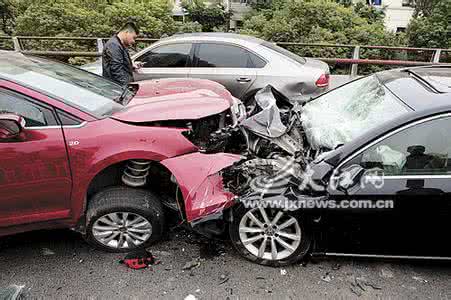 逆行连撞后车六次 逆行连撞后车六次 人大代表醉驾逆行撞车后又连撞对方轿车12次