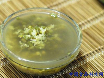 怎样熬绿豆汤清热解毒 怎样熬绿豆汤清热解毒 煮绿豆汤时放这两样东西，清热解毒，气血双补！