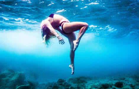 美女拍水下健身照 女性健身的好处
