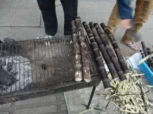 甘蔗煮水的功效与作用 甘蔗煮水喝有什么作用 烤甘蔗对我们的身体有什么作用