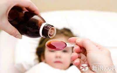 两岁宝宝呕吐 不发烧 两岁小孩晚上发烧吐怎么办调节呢？